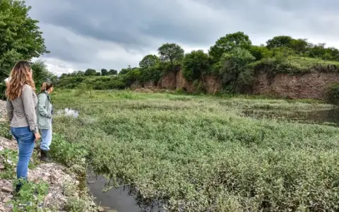 Imagen del río Arias donde hay terrenos que no son habitables.