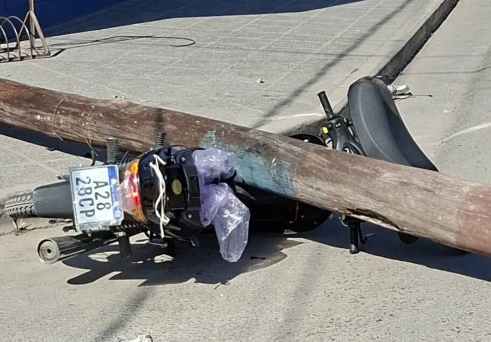 Los destrozos ocasionados por un camión en calle Córdoba y pasaje Temple