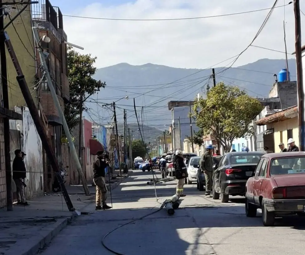 Los destrozos ocasionados por un camión en calle Córdoba y pasaje Temple