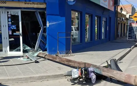 Los destrozos ocasionados por un camión en calle Córdoba y pasaje Temple