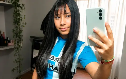 Agostina acompañó a su mamá a ver a Barrelier jugar al fútbol