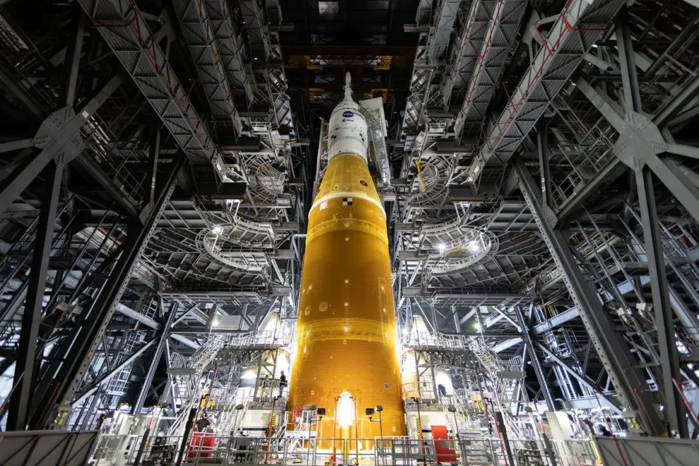 el-cohete-sls-de-artemis-i-y-la-nave-espacial-orion-en-fase-de-ensamblaje_7189d70a_1280x853