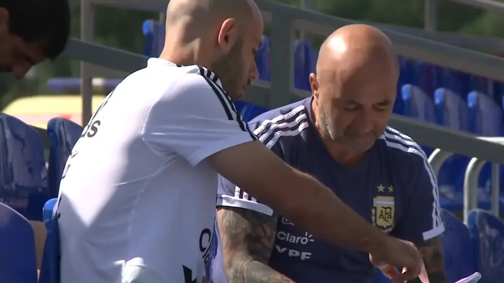 La famosa foto de Sampaoli con Mascherano que el DT explicó 8 años después.