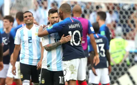 Kylian Mbappé consuela a Lionel Messi tras la eliminación argentina en Rusia 2018. Cuatro años después, la historia fue otra.