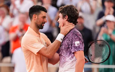 El gesto casi paternal de Djokovic para con Fonseca, la gran promesa que lo batió en París.