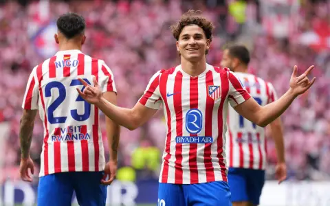 Julián Álvarez, en el medio de un fuego cruzado inédito entre dos gigantes de España.