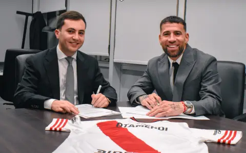 Nicolás Otamendi, al momento de la firma del contrato con River en el Monumental, junto al presidente Stefano Di Carlo.