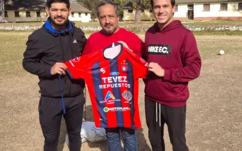 Hernán Hechalar, junto al presidente de San Antonio, Gabriel Arias.
