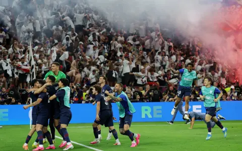 Los jugadores del PSG explotan de felicidad tras hacer historia con un bicampeonato de Champions memorable.