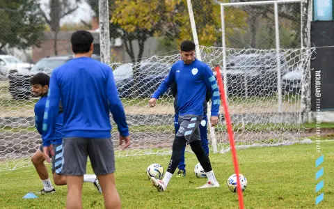 Imágenes del último entrenamiento de Gimnasia y Tiro, antes de emprender su viaje vía aérea rumbo a la Capital Federal.