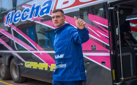 Pedro Muné, goleador de Juventud Antoniana, al bajar del micro este sábado y pisar suelo formoseño junto al resto del plantel.