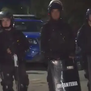 Tensión y disturbios en Córdoba: vecinos enfurecidos reclamaron justicia y la policía contestó con represión