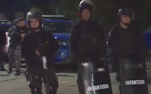 Tensión entre manifestantes y vecinos en Córdoba por el crimen de Agostina.