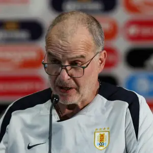 La poesía de "No Te Va Gustar", Bielsa en bicicleta y un bombazo inesperado: así dio a conocer Uruguay a sus 26 convocados