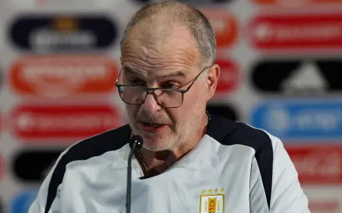Marcelo Bielsa y una actuación memorable en la presentación de la lista de convocados de Uruguay para el Mundial 2026.