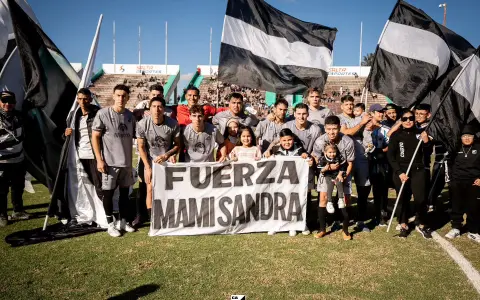 El plantel de Central Norte, y una bandera con un mensaje especial antes del comienzo del partido.