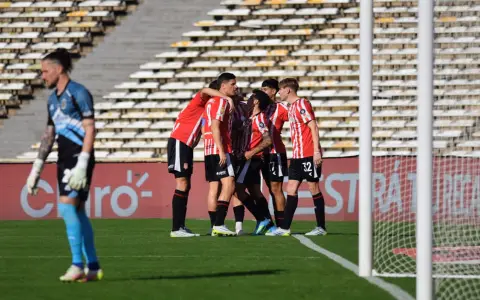 Estudiantes de La Plata goleó a Rosario Central en un partido con marcada rivalidad.