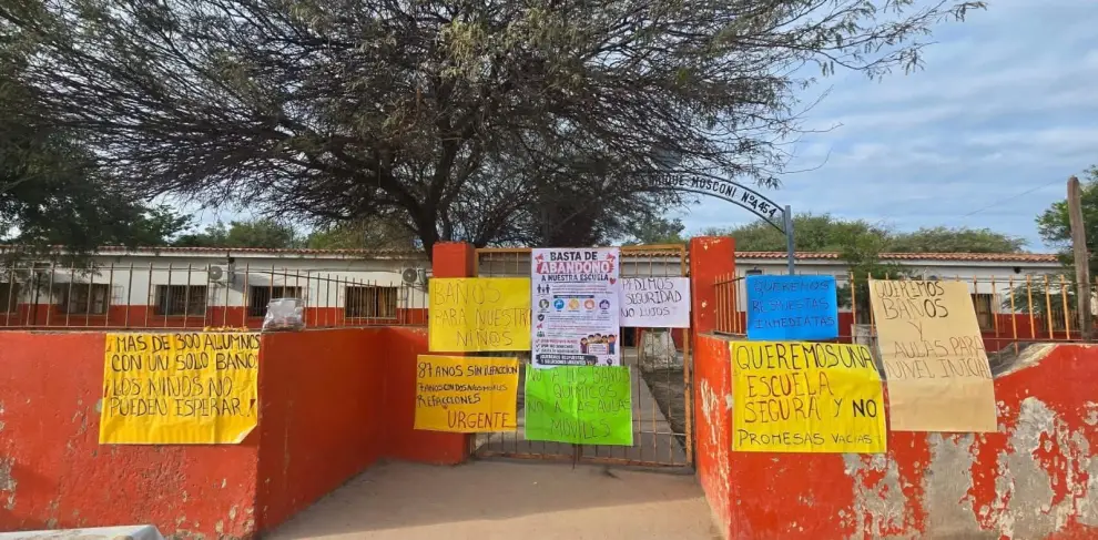Los carteles pegados en la escuela desde semanas atrás