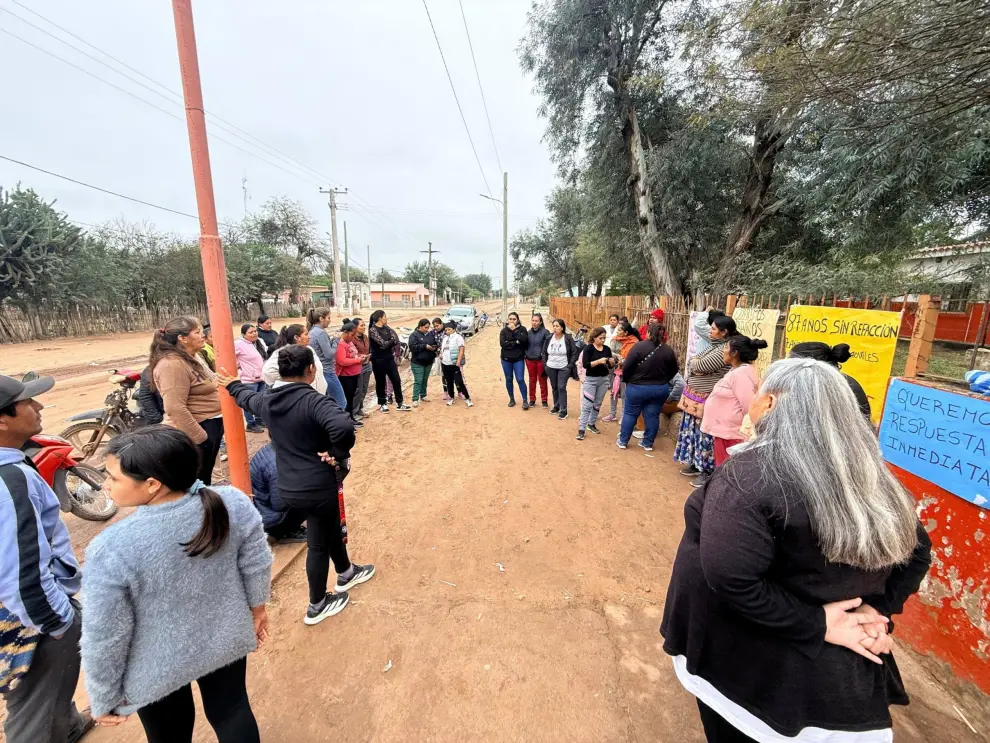 Los padres de alumnos en la toma pacífica de la escuela de Los Blancos
