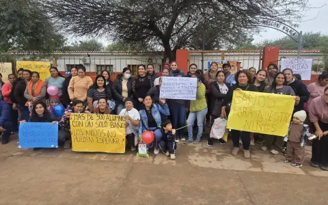 Los padres de alumnos en la toma pacífica de la escuela de Los Blancos