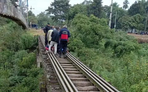 Personal de distintas instituciones trabajando en el puente de Guandacarenda