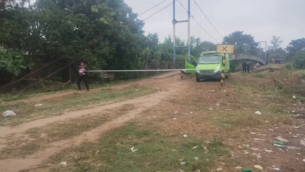 La policía bloqueando el paso en el puente de Guandacarenda mientras se desarrolla el operativo