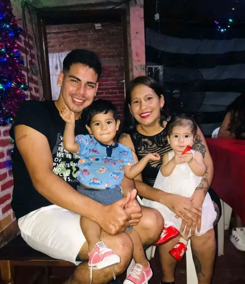 Rodrigo y Jessica junto a sus hijos