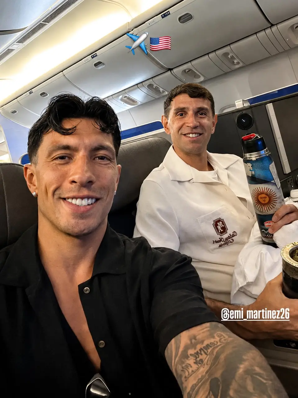Emiliano Martínez, en su arribo a Kansas junto al defensor Lisandro Martínez.