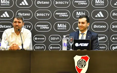 El Chacho Coudet, junto al presidente de River, Stefano Di Carlo.
