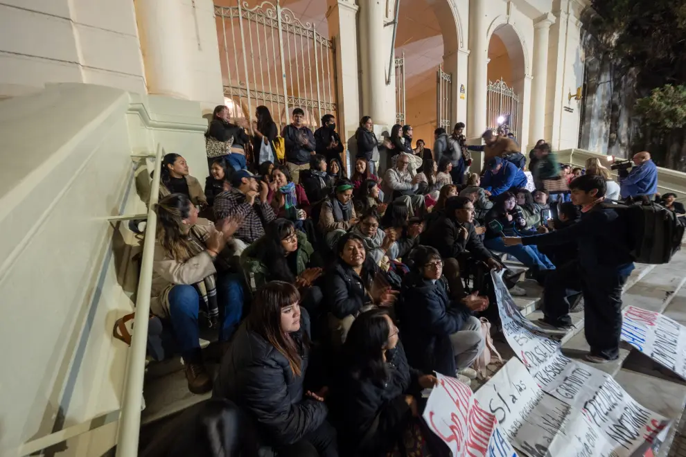 Sentada de Estudiantes autoconvocados en calle Mitre y Entre rios 