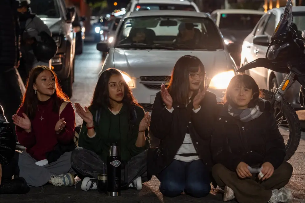 Sentada de Estudiantes autoconvocados en calle Mitre y Entre rios