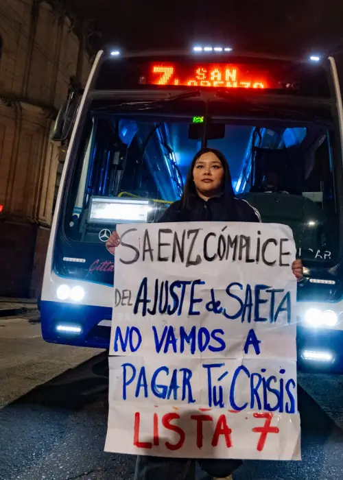Sentada de Estudiantes autoconvocados en calle Mitre y Entre rios 