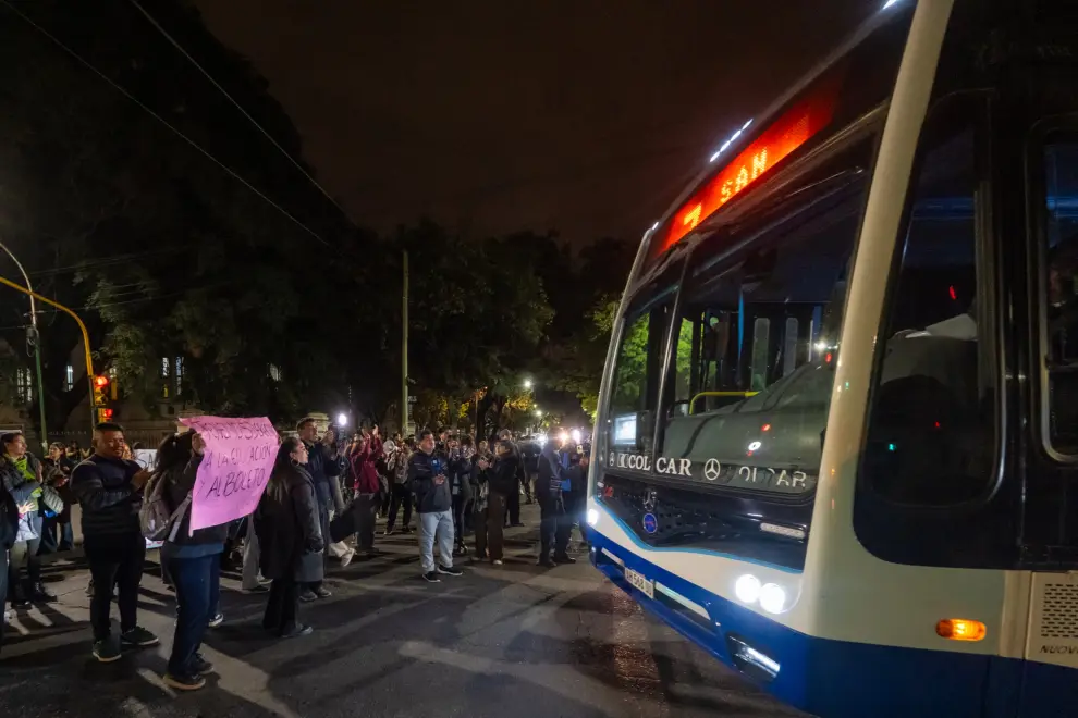 Sentada de Estudiantes autoconvocados en calle Mitre y Entre rios