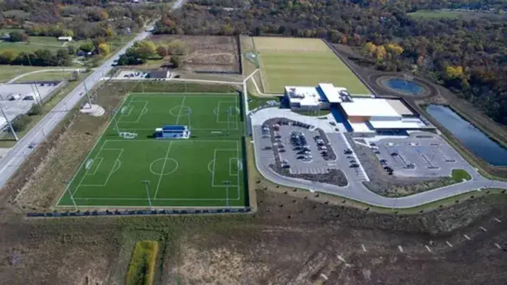 El predio cuenta con canchas de fútbol de primer nivel