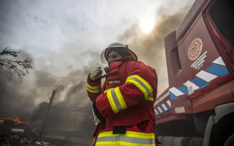 Bomberos Voluntarios de Cafayate trabajando para sofocar el incendio