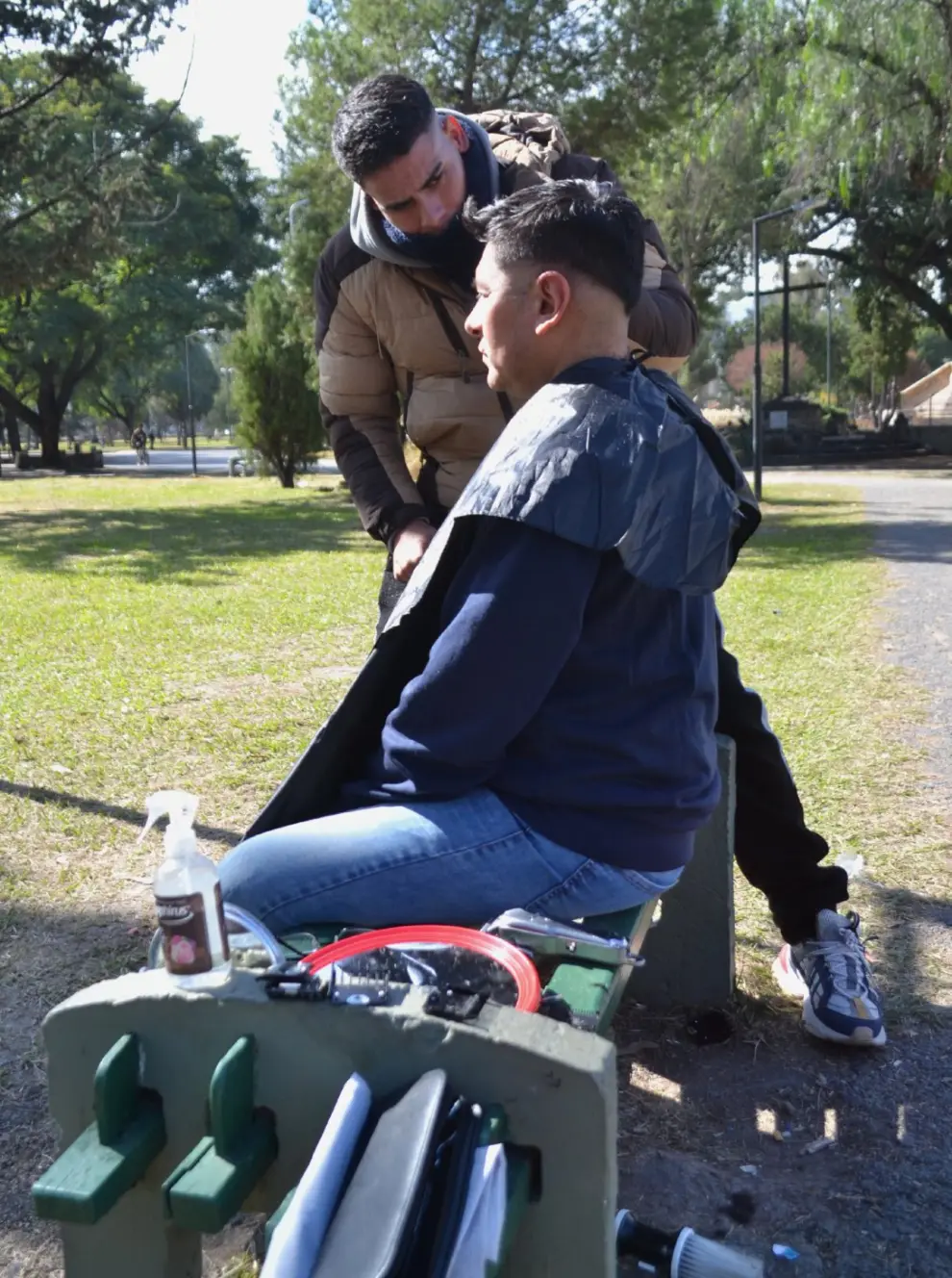 Rodrigo Luján trabajando en el monumento 20 de Febrero