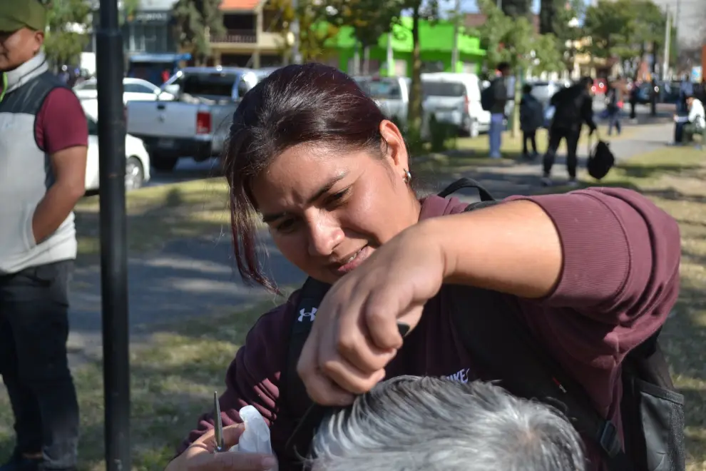 Ruth, hermana de Rodrigo, dando una mano con los cortes en el monumento 20 de Febrero