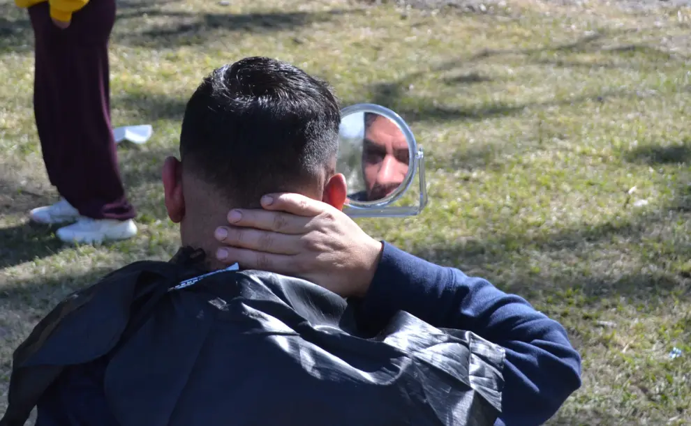 Uno de los clientes de Rodrigo satisfecho con el corte