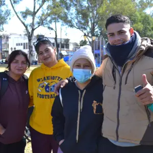 Mientras su esposa está en quimioterapia, corta el pelo en una plaza de Salta para costearla