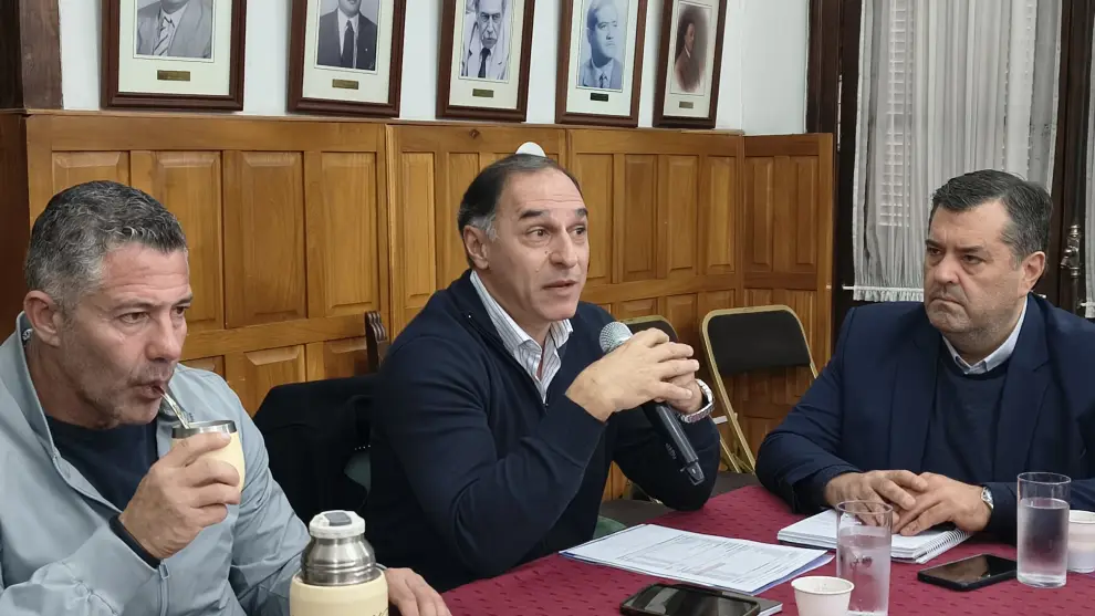 Claudio Mohr Marcelo Ferraris con diputados, esta mañana.