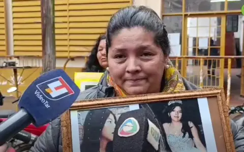 Mariana Aranda frente a la clínica San Antonio, donde anunció que caminará a Salta Capital