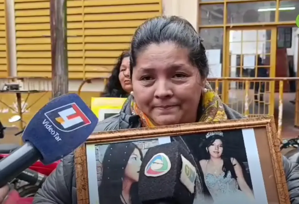 Mariana Aranda frente a la clínica San Antonio, donde anunció que caminará a Salta Capital