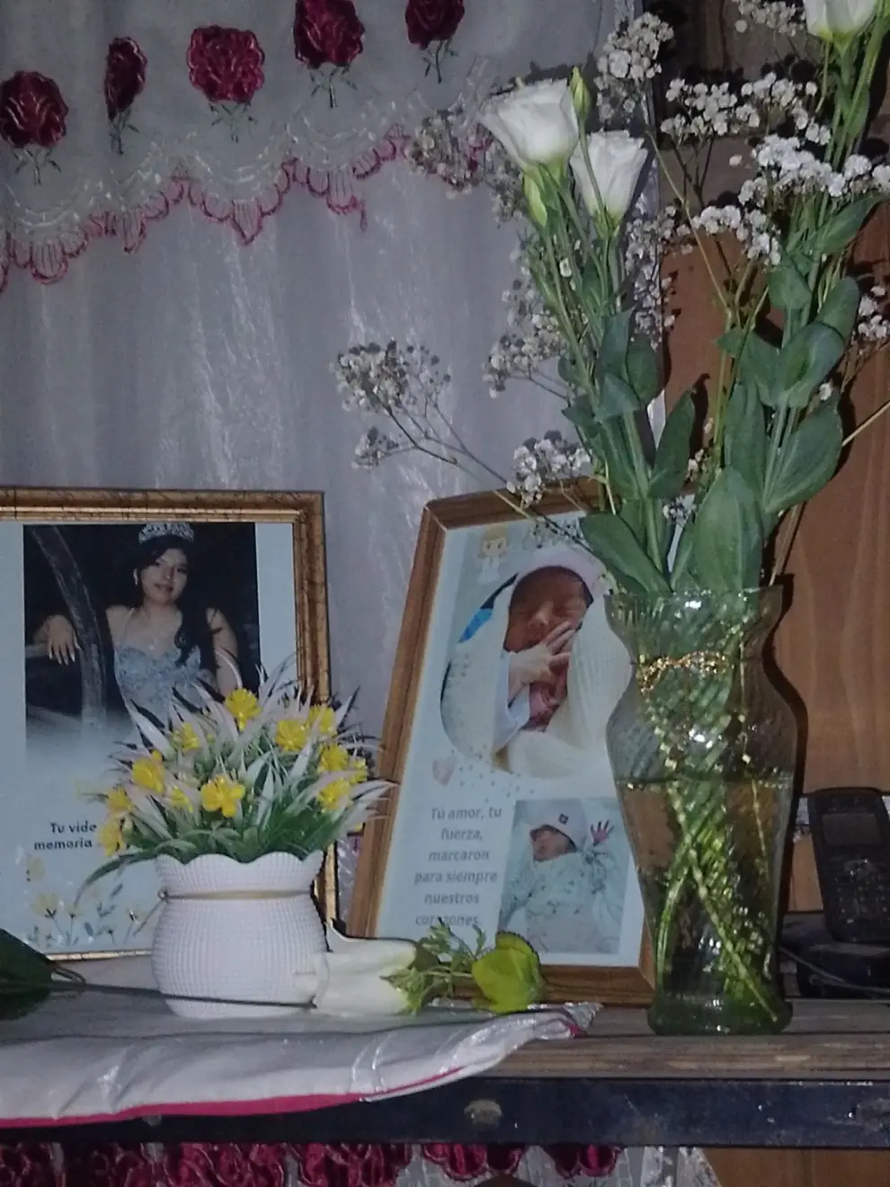 El altar de Valentina y Evangeline en el hogar de Aranda