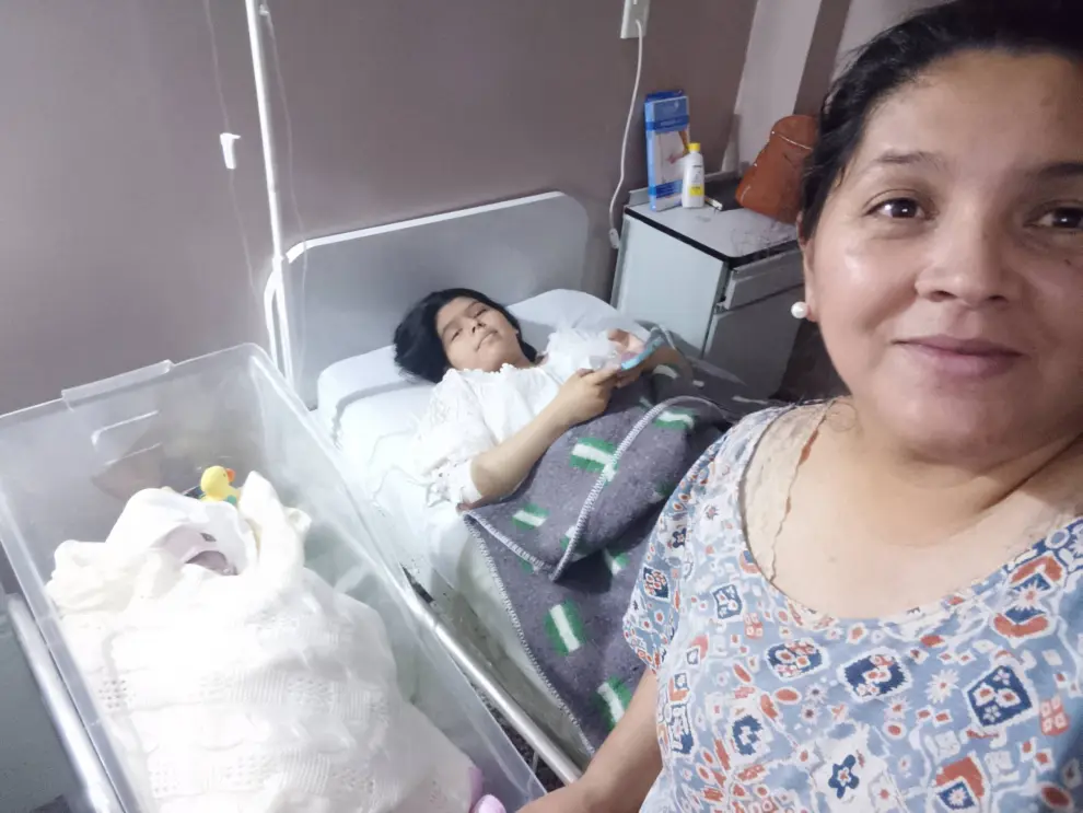 Mariana Aranda acompañando a su hija Valentina tras parir a su nieta Evangeline