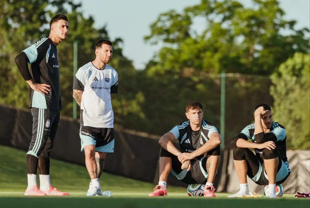 Messi y el Dibu Martínez lideran el grupo instalado en Kansas City