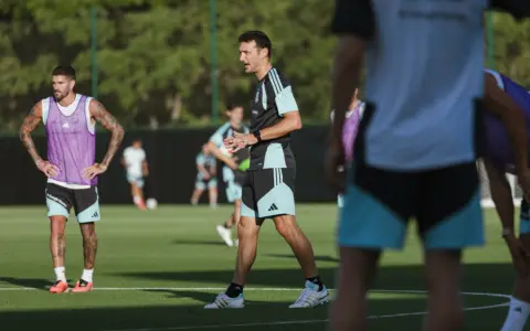 Lionel Scaloni, al frente del primer entrenamiento formal en Estados Unidos