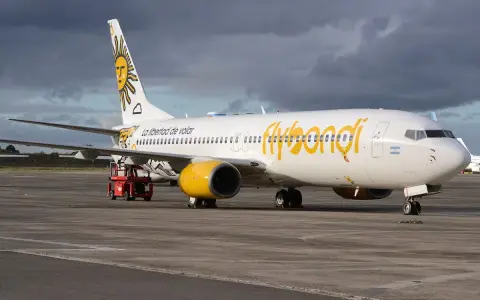 Flybondi llegó a operar con un solo avión y acumula más de 2500 vuelos cancelados