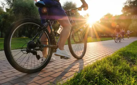 Son numerosos los beneficios para la salud el hábito de andar en bicicleta.