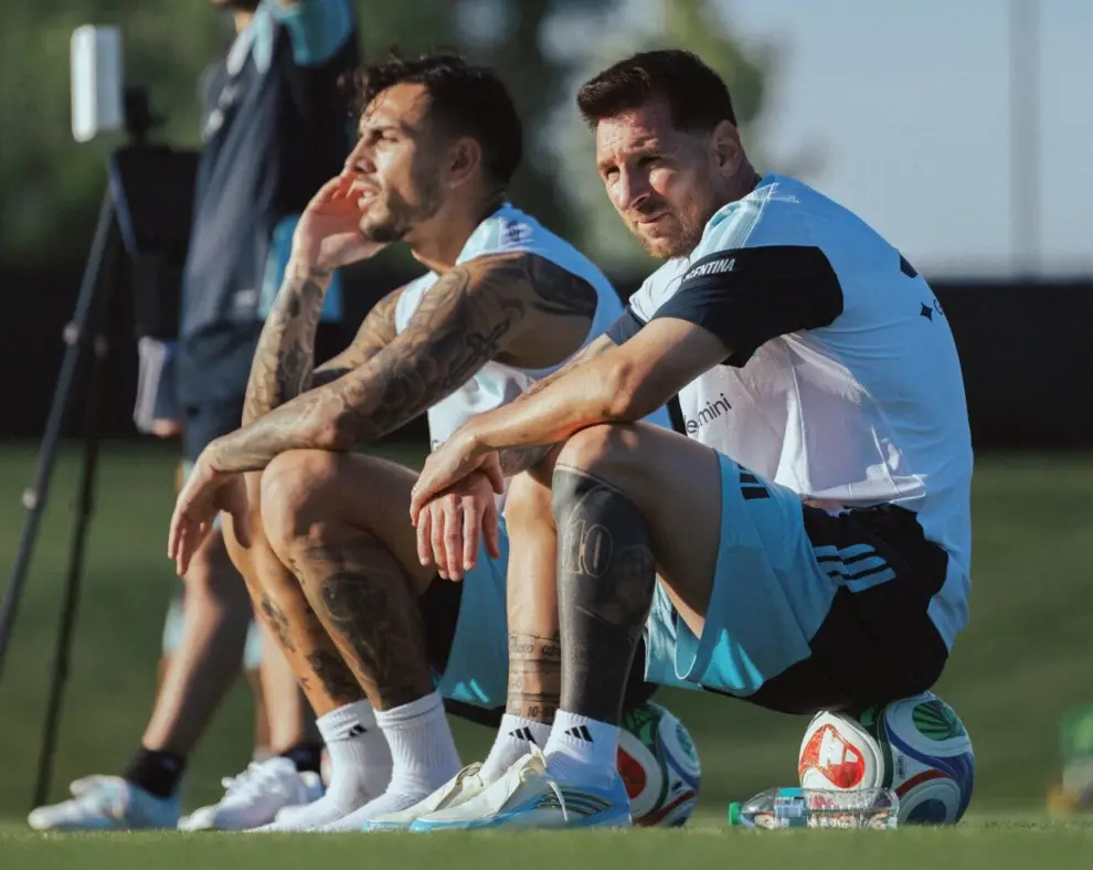 Messi y Paredes bajo el agobiante calor de Kansas City