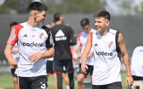 Mastantuono y Echeverri compartiendo entrenamiento en sus inicios en River